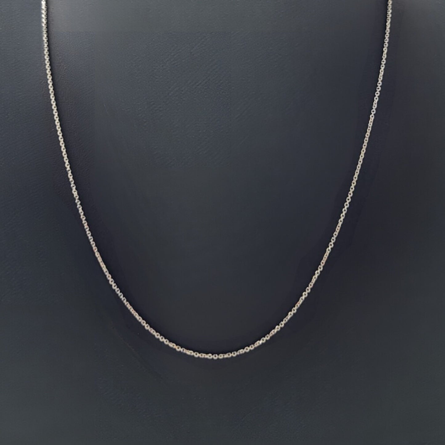 Cadena con dije en forma de eslabón de 20" en oro blanco de 14 quilates