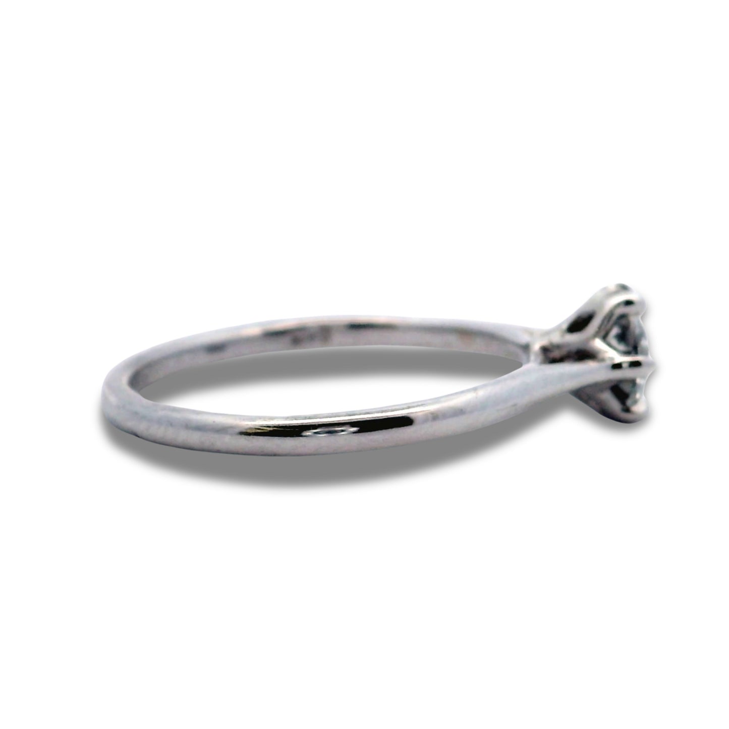 Anillo de compromiso con diamante natural solitario en oro blanco de 14 quilates