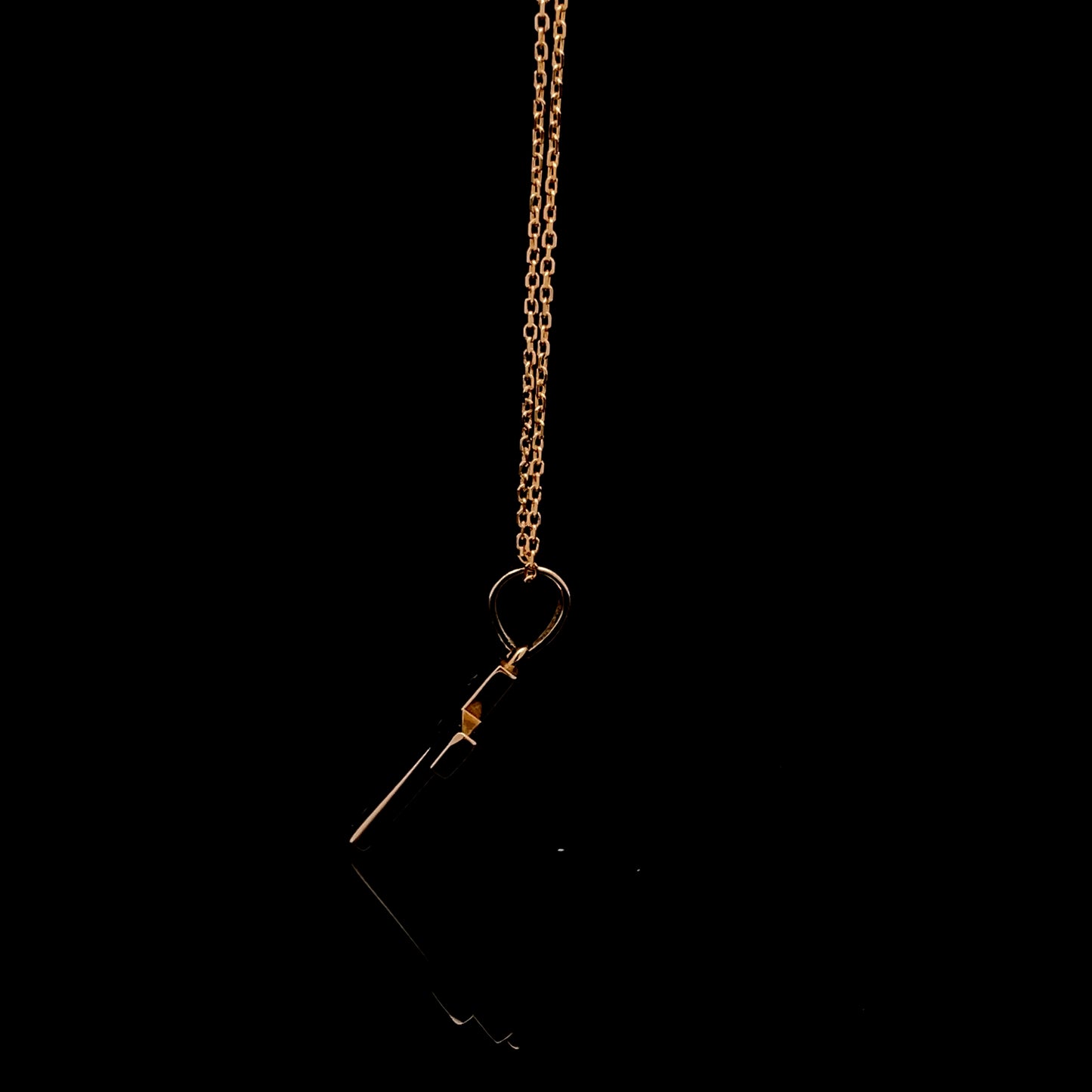 Dije de cruz de bebé en miniatura de oro amarillo de 14 quilates