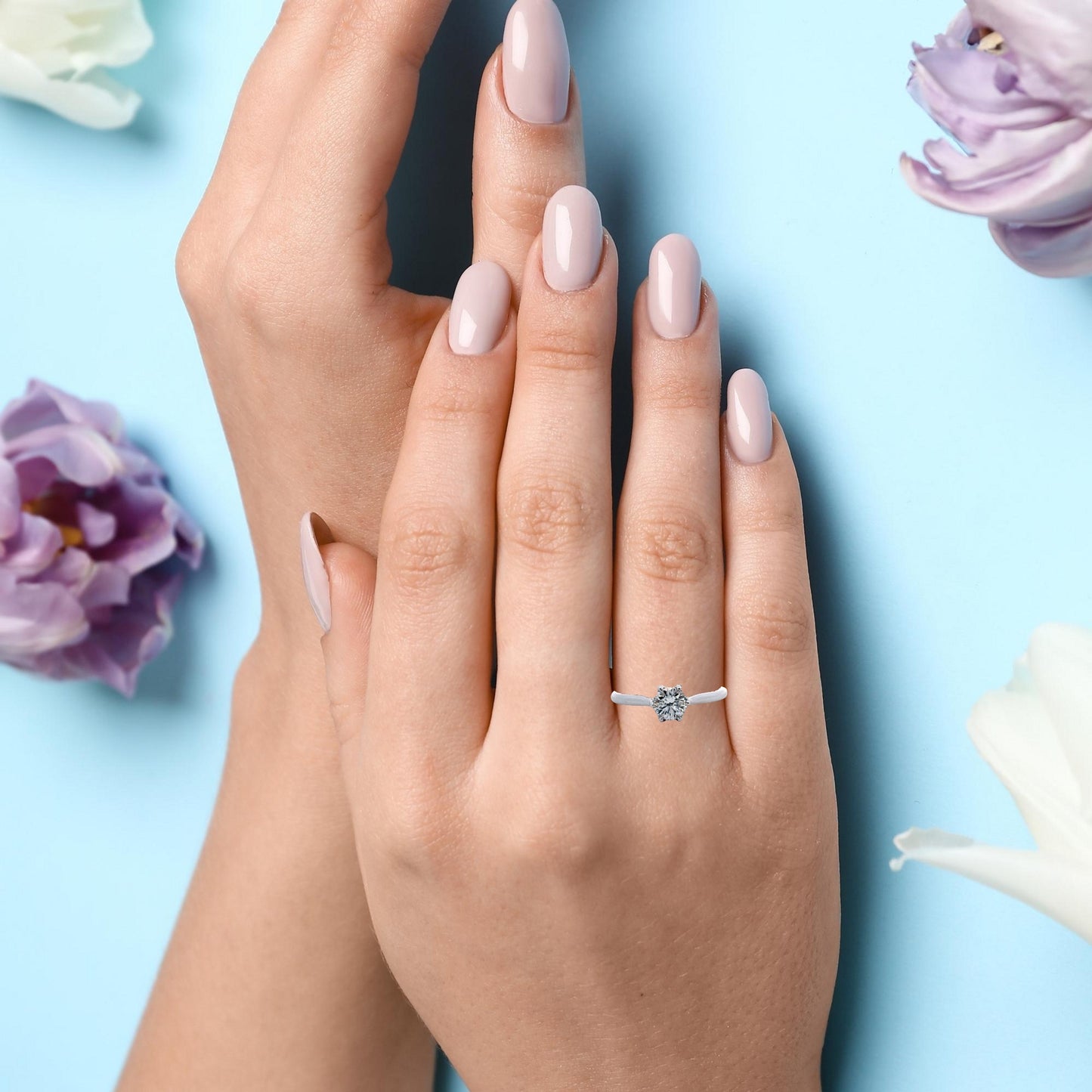 Anillo de compromiso con diamante natural solitario en oro blanco de 14 quilates