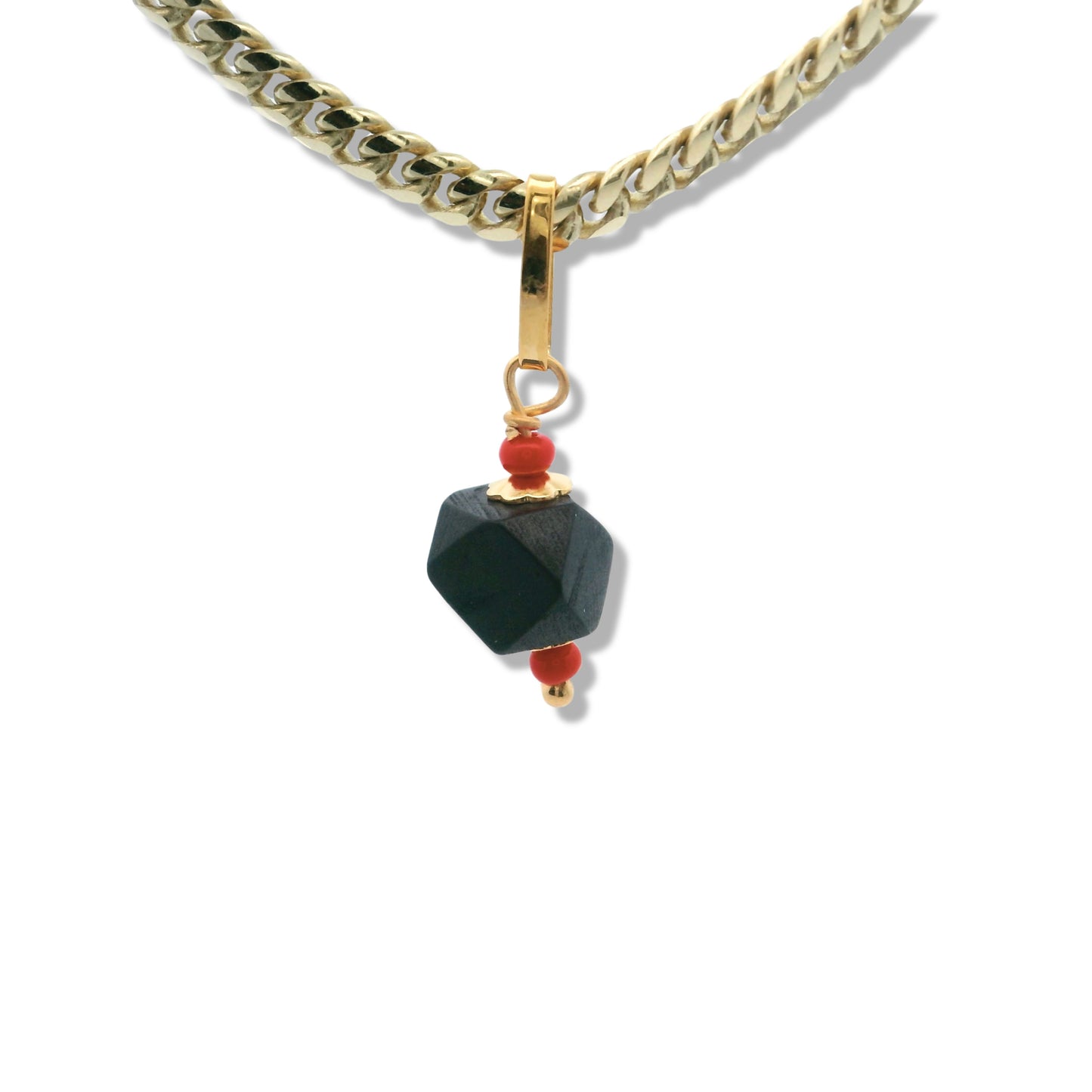 Breloque en or jaune 14 carats avec perles rouges et azabache