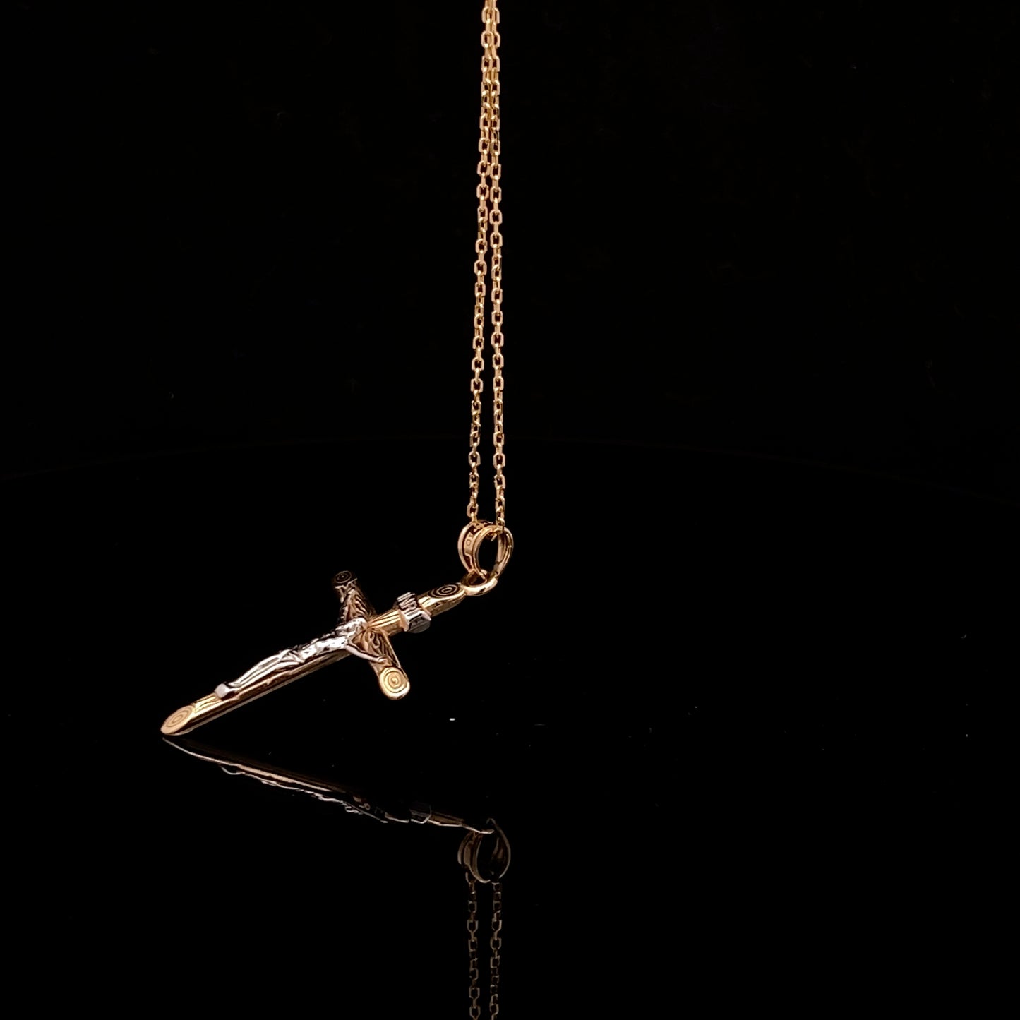 Dije de cruz de bebé en miniatura de oro amarillo de 14 quilates
