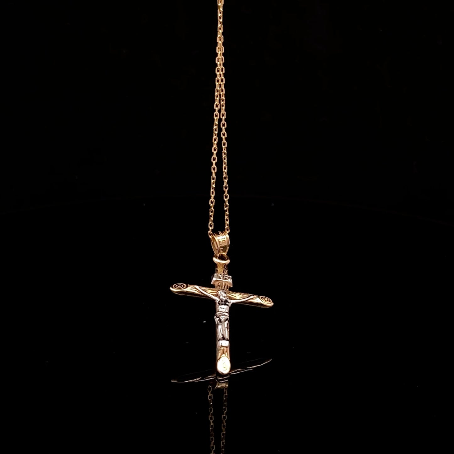 Dije de cruz de bebé en miniatura de oro amarillo de 14 quilates