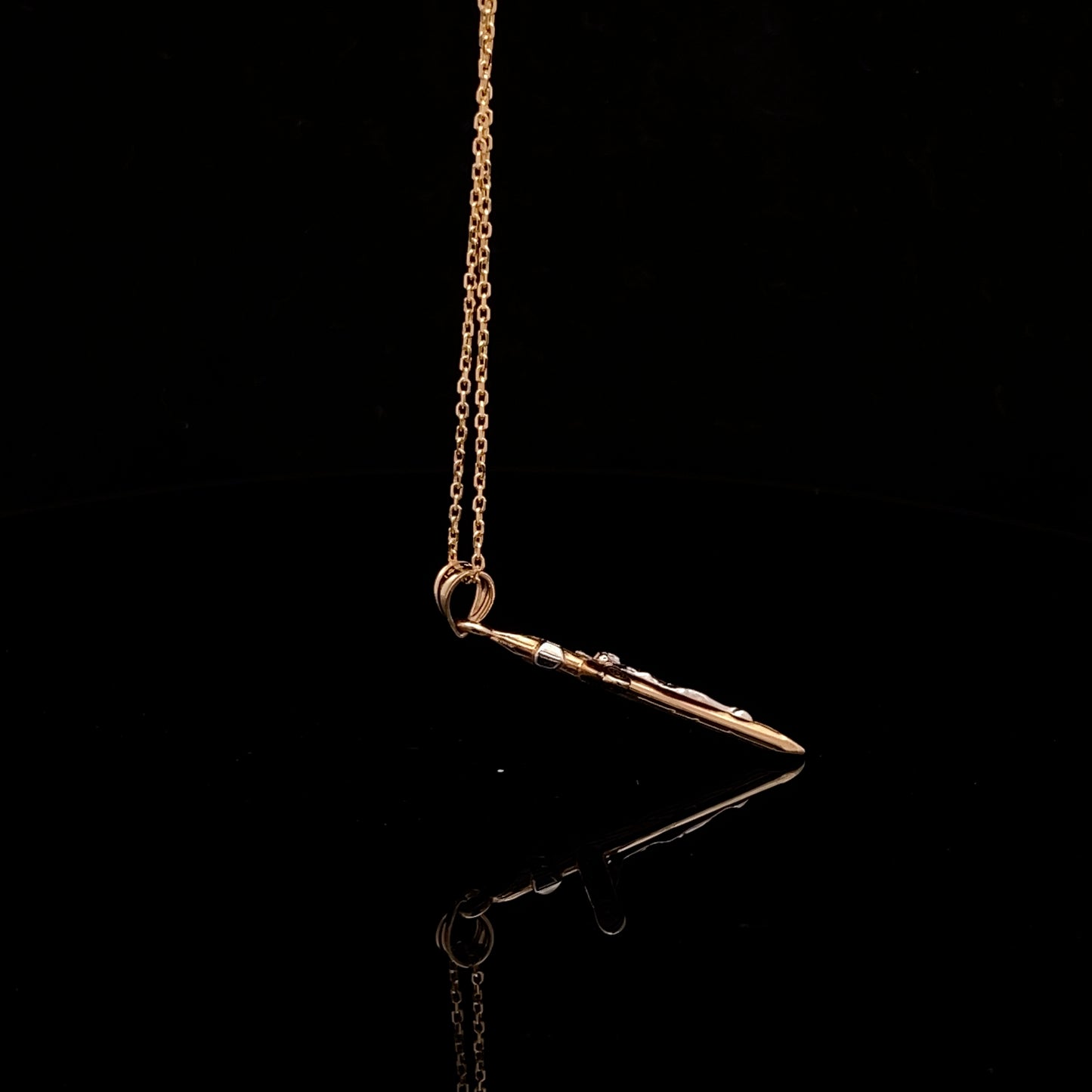 Dije de cruz de bebé en miniatura de oro amarillo de 14 quilates