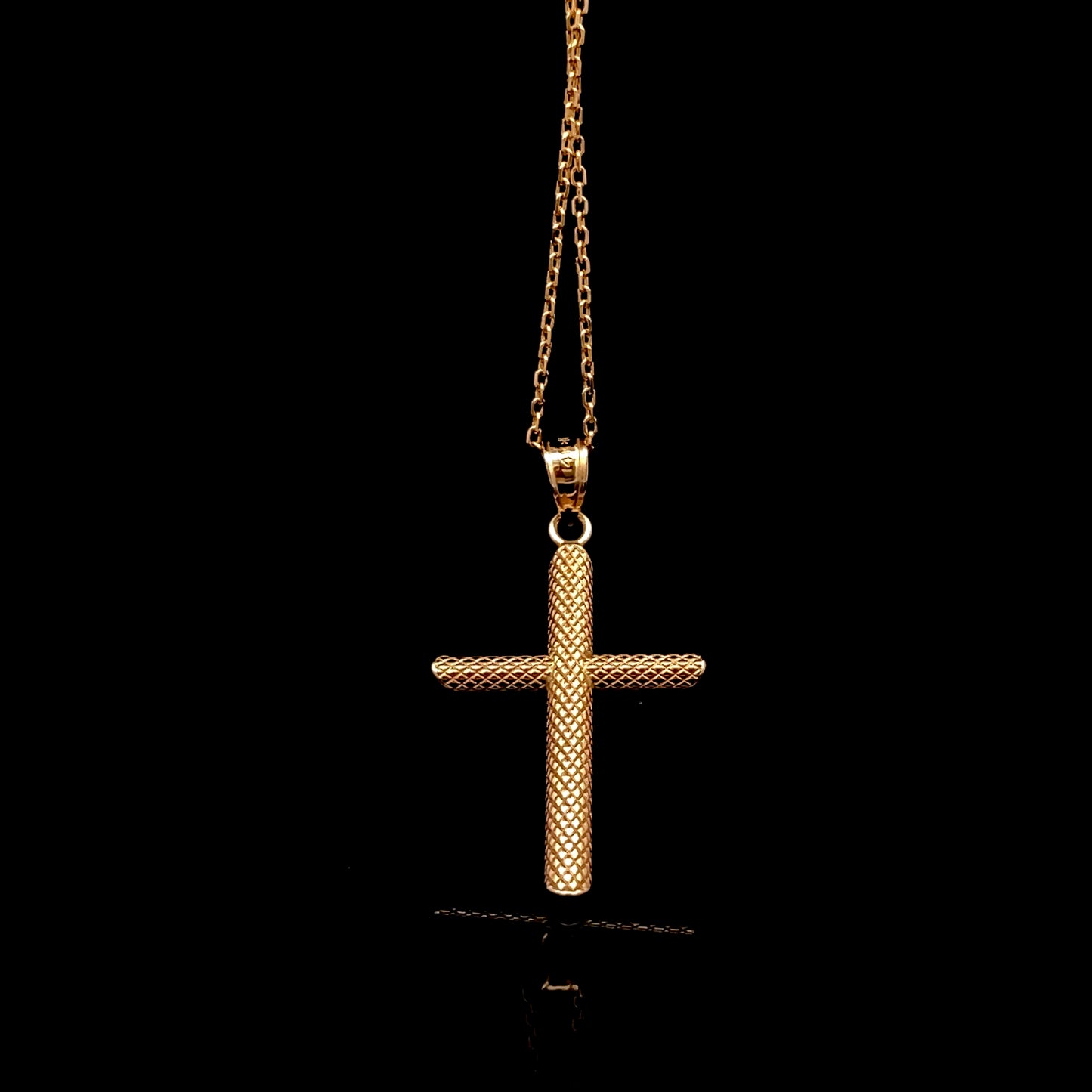 Dije de cruz de bebé en miniatura de oro amarillo de 14 quilates