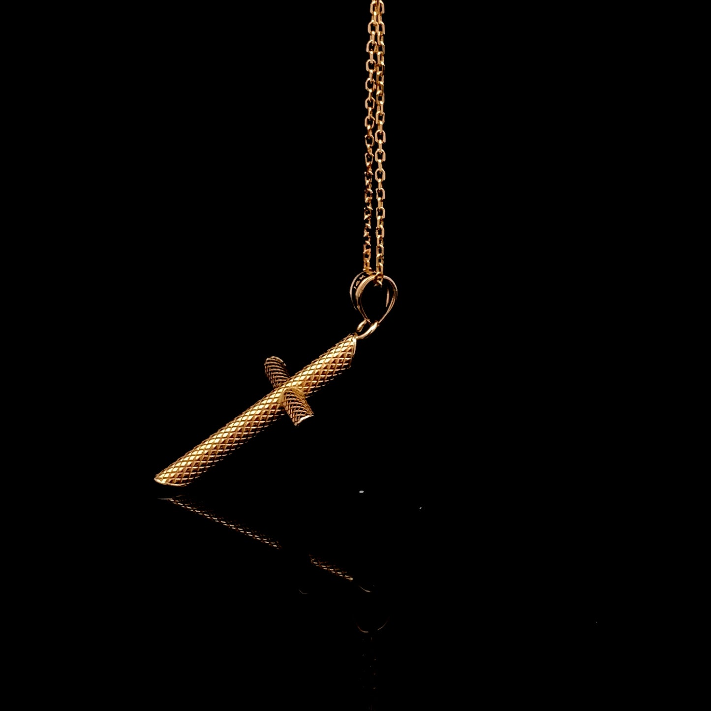 Dije de cruz de bebé en miniatura de oro amarillo de 14 quilates