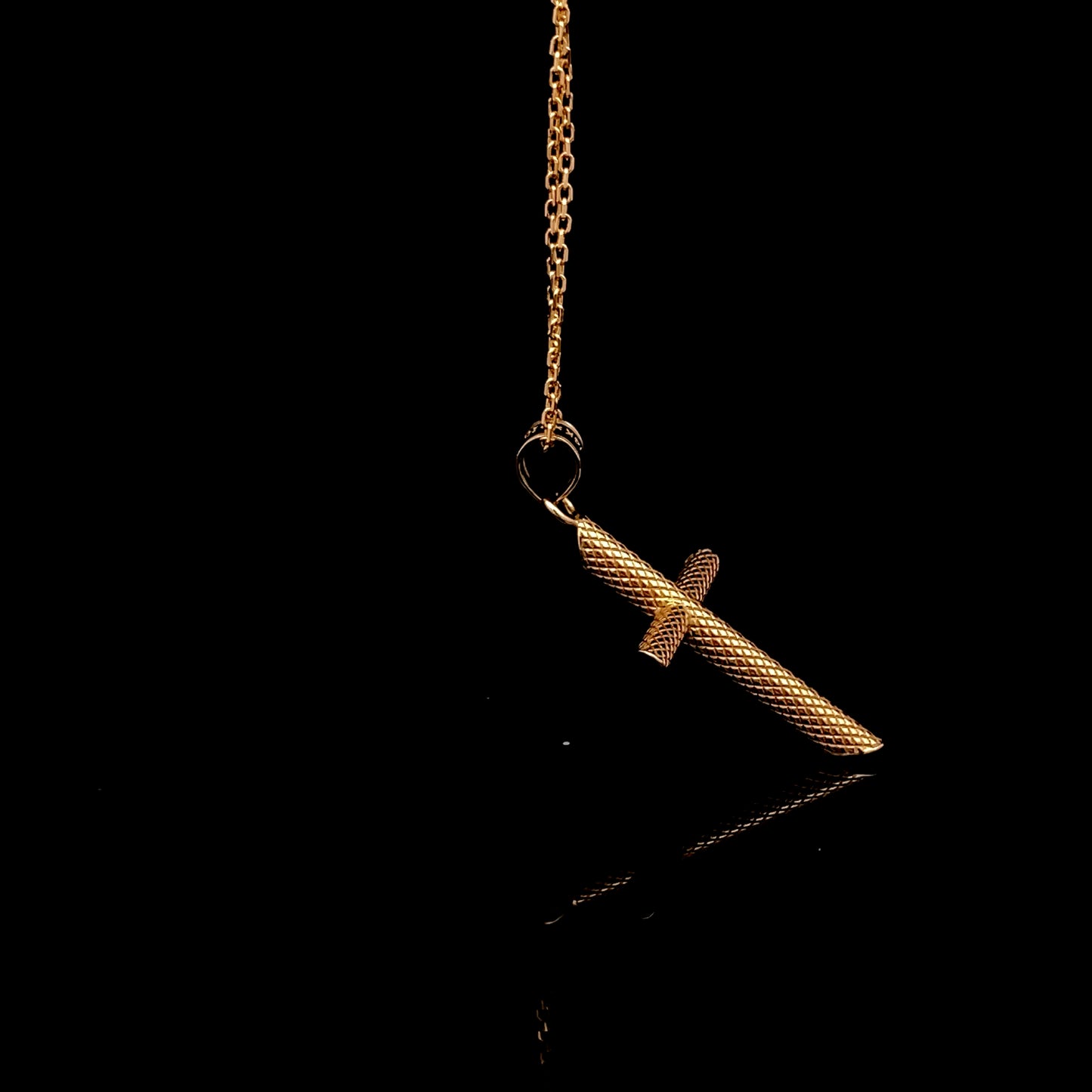 Dije de cruz de bebé en miniatura de oro amarillo de 14 quilates
