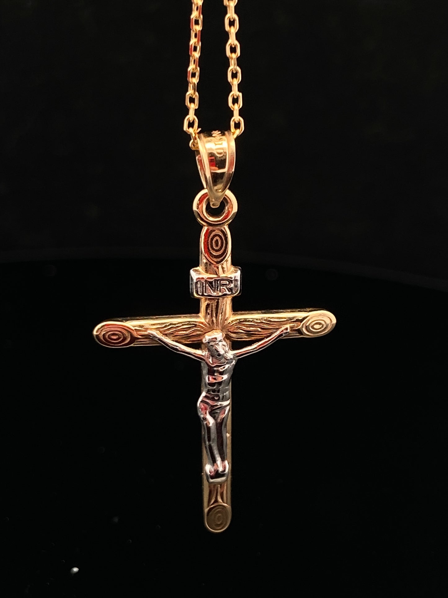 Dije de cruz de bebé en miniatura de oro amarillo de 14 quilates