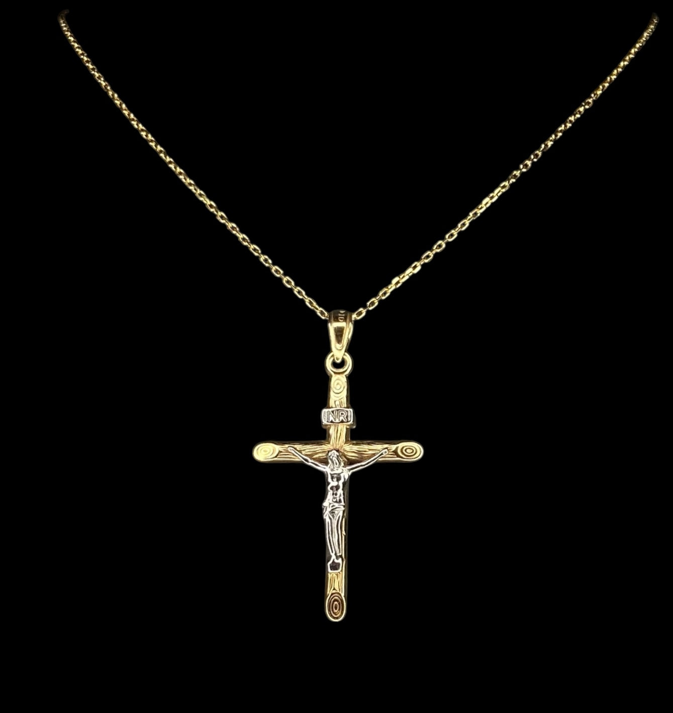Dije de cruz de bebé en miniatura de oro amarillo de 14 quilates