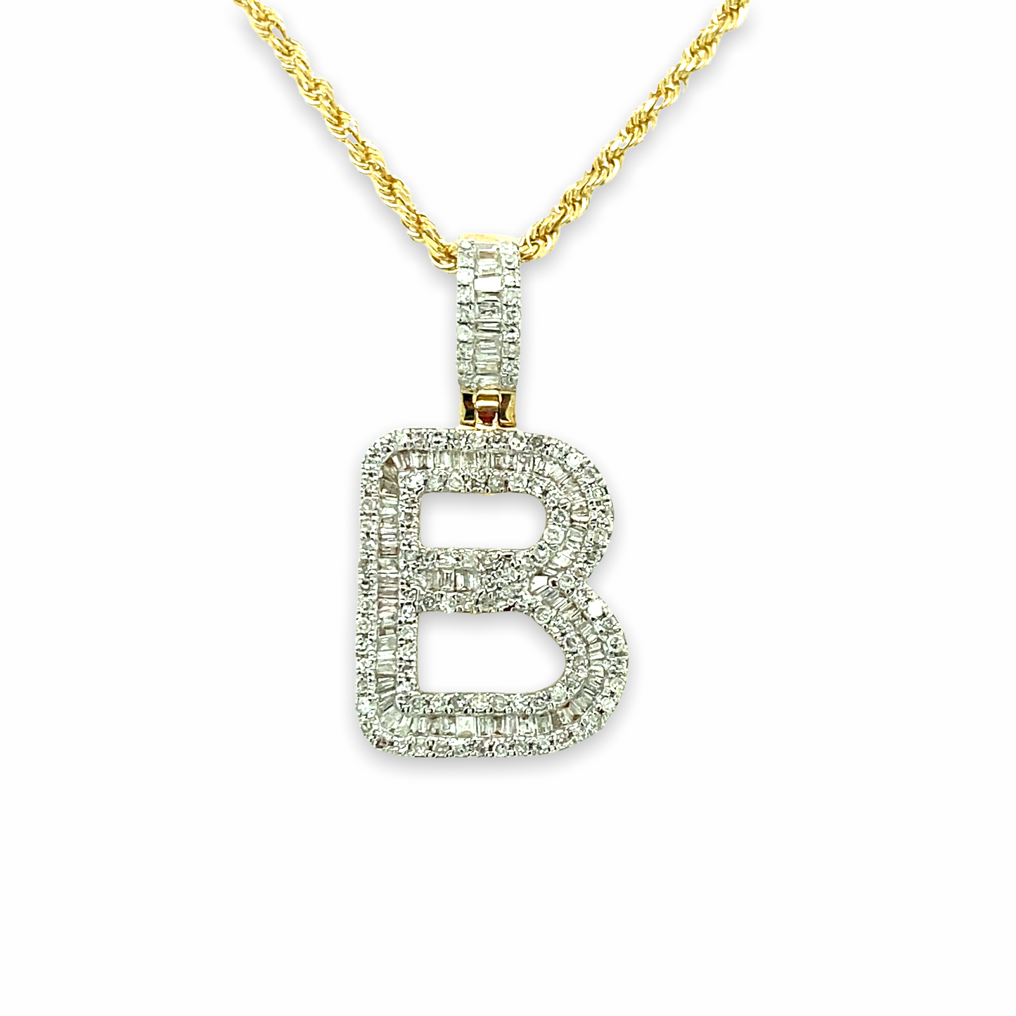 Colgante de letras en oro de 10 quilates y diamantes