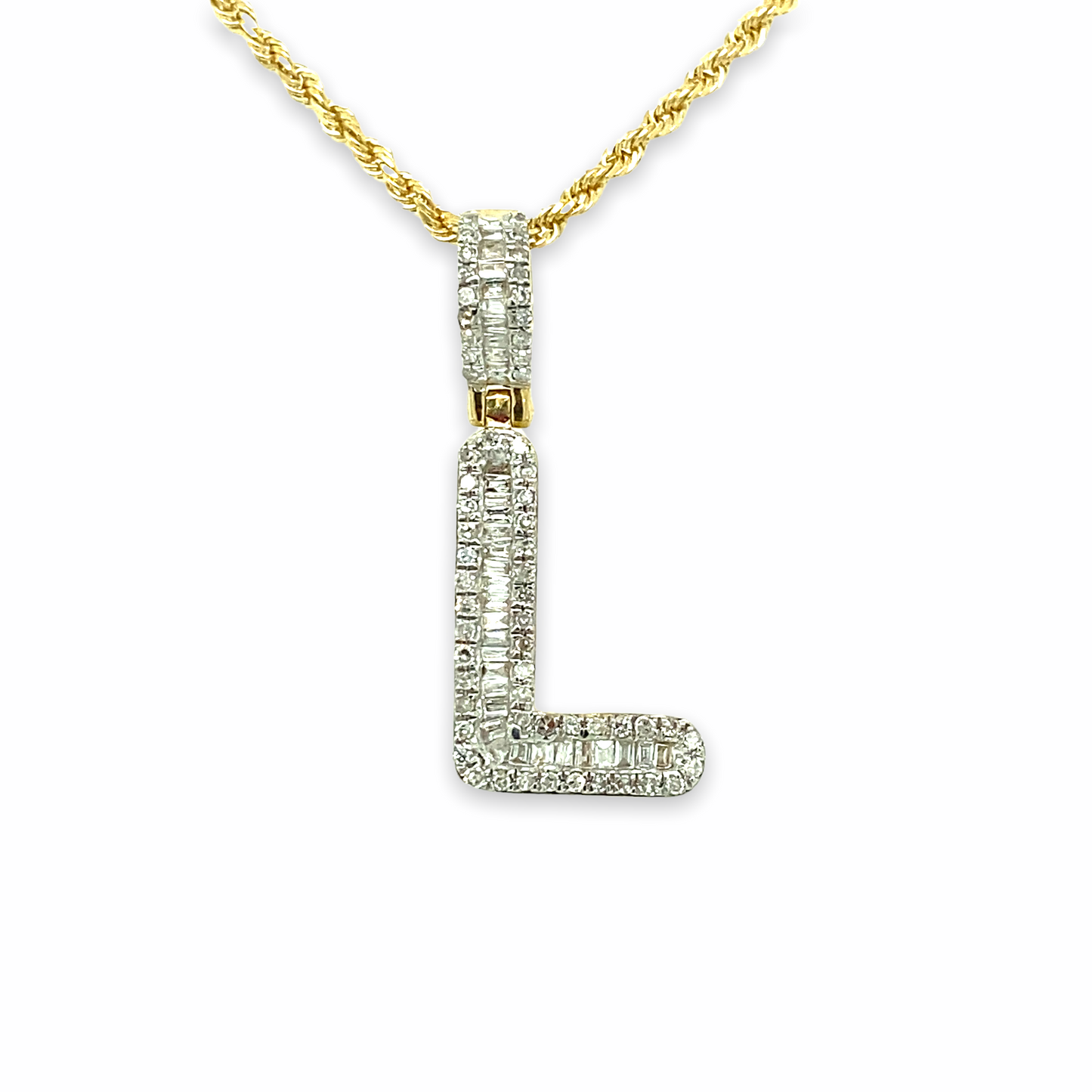 Colgante de letras en oro de 10 quilates y diamantes