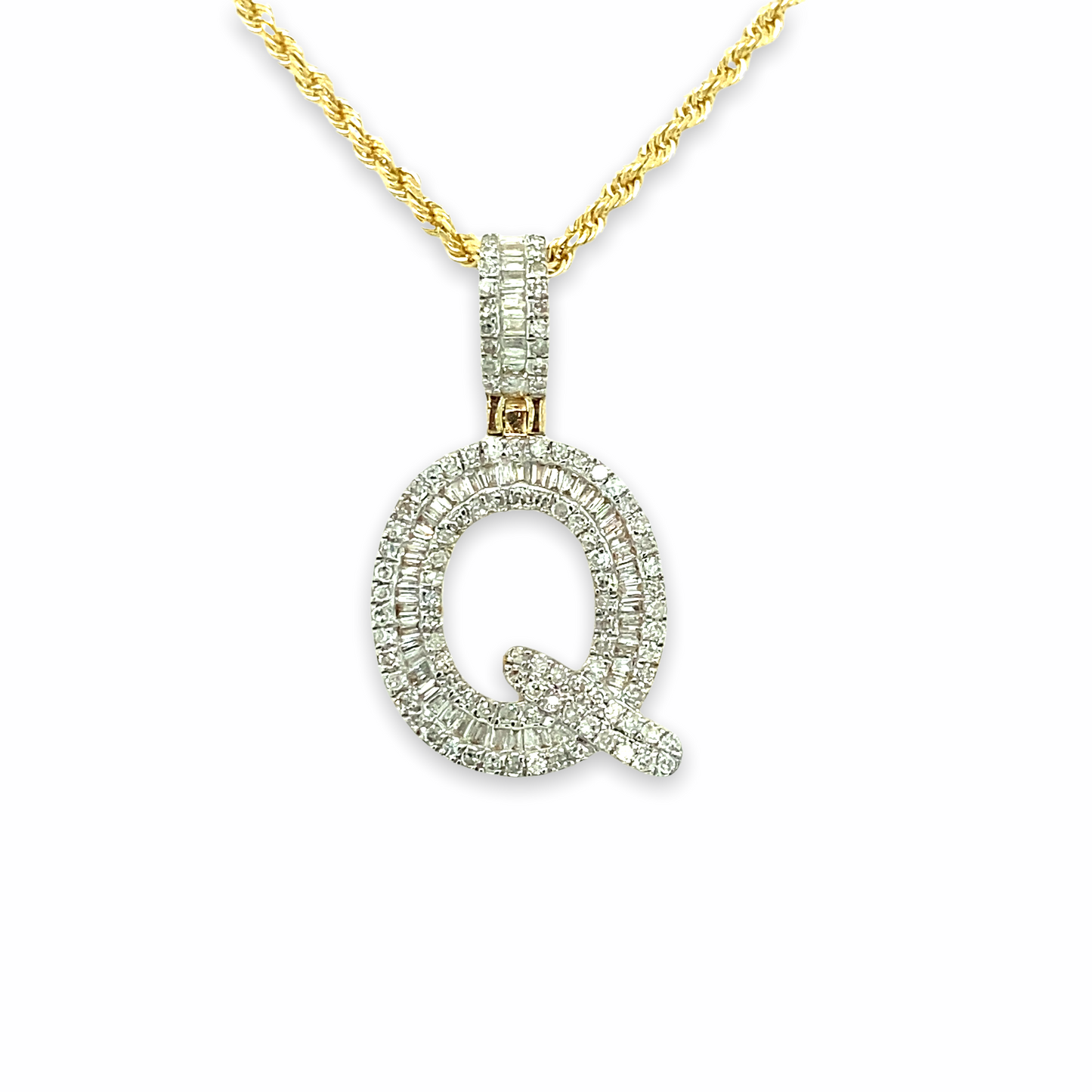 Colgante de letras en oro de 10 quilates y diamantes