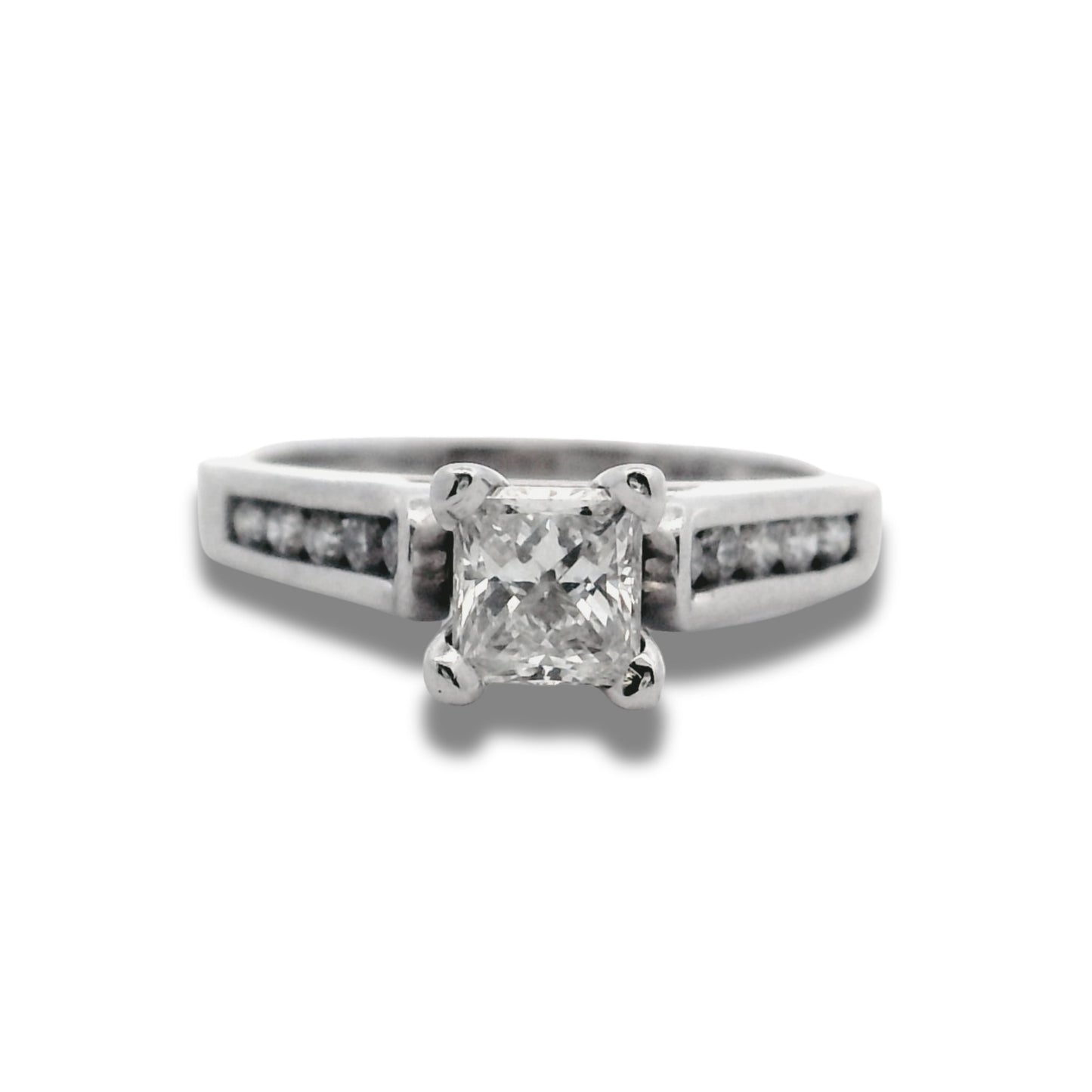 Bague de fiançailles en or blanc 14 carats avec diamant taille princesse