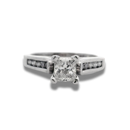 Bague de fiançailles en or blanc 14 carats avec diamant taille princesse