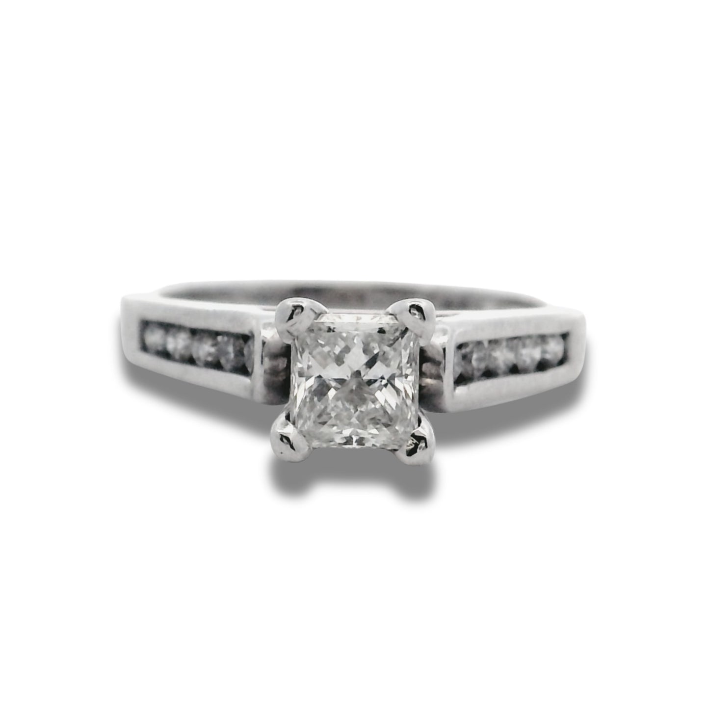 Bague de fiançailles en or blanc 14 carats avec diamant taille princesse