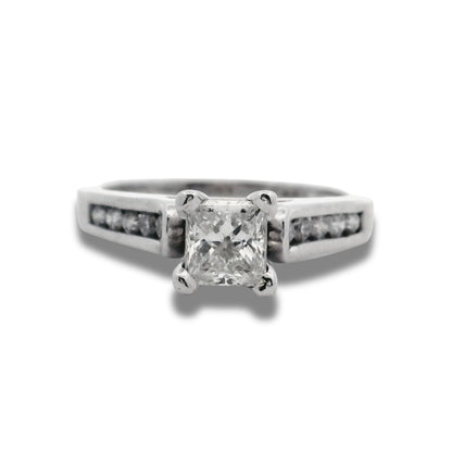 Bague de fiançailles en or blanc 14 carats avec diamant taille princesse