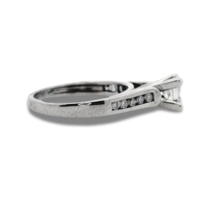 Bague de fiançailles en or blanc 14 carats avec diamant taille princesse