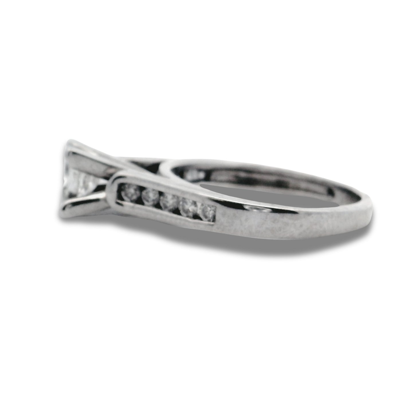 Bague de fiançailles en or blanc 14 carats avec diamant taille princesse