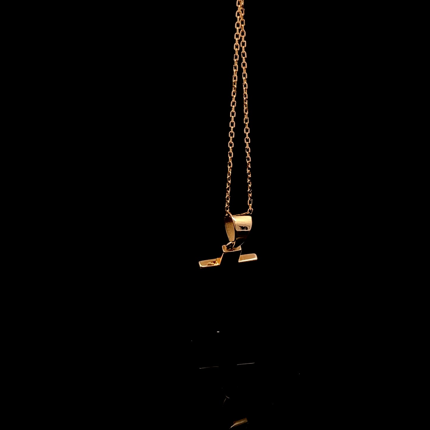 Dije de cruz de bebé en miniatura de oro amarillo de 14 quilates