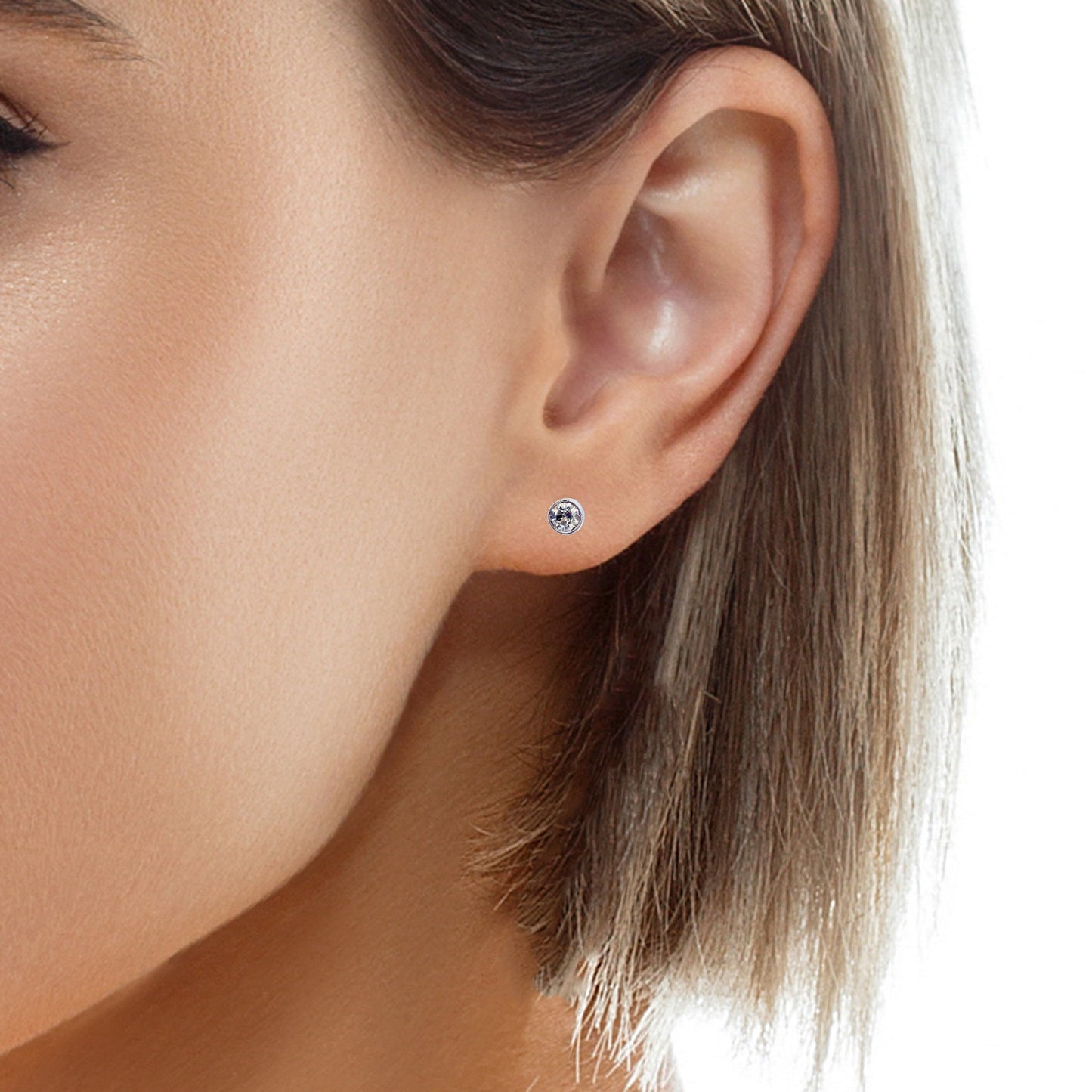 Boucles d'oreilles à tige en or blanc 14 carats avec diamants