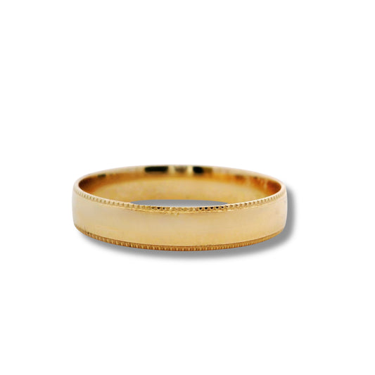 Alianza de boda fina con detalles en oro amarillo de 14 quilates