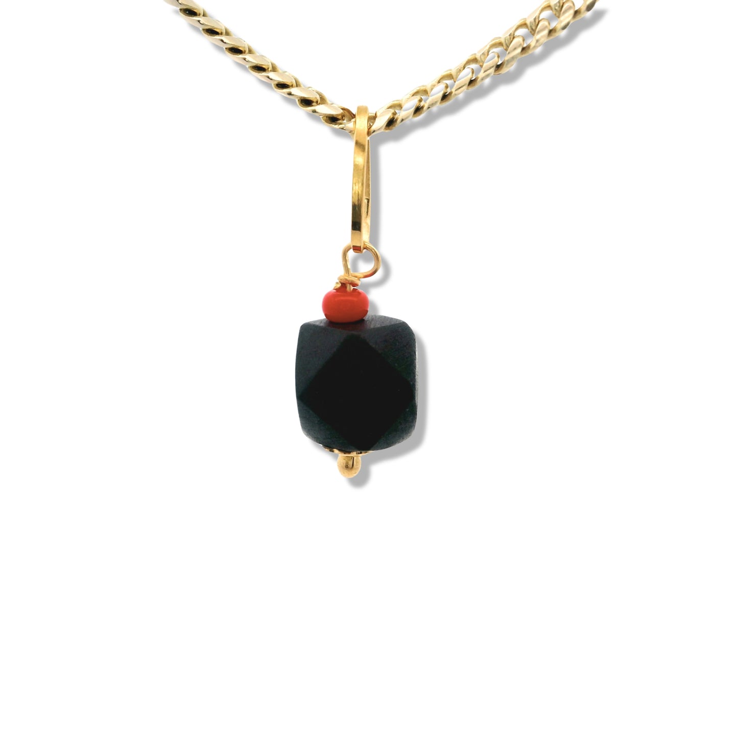 Charm de azabache en oro amarillo de 14 quilates con cuentas rojas