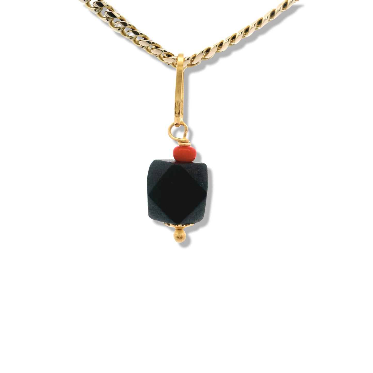 Charm de azabache en oro amarillo de 14 quilates con cuentas rojas