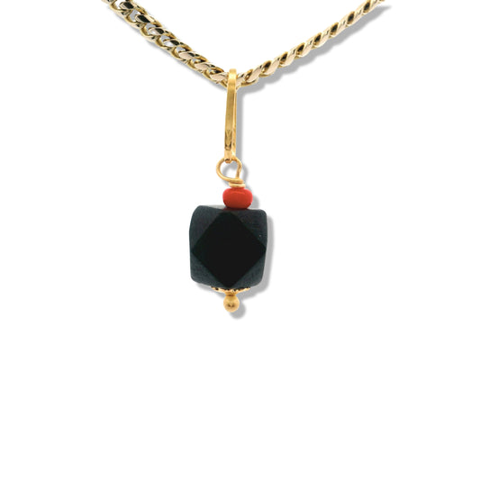 Charm de azabache en oro amarillo de 14 quilates con cuentas rojas