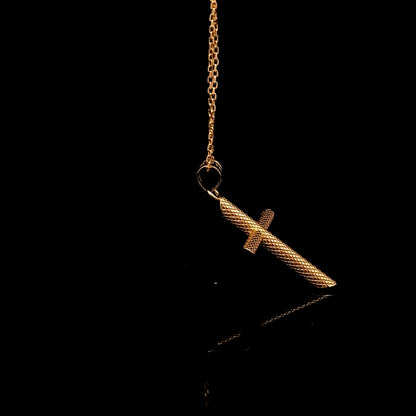 Dije de cruz de bebé en miniatura de oro amarillo de 14 quilates