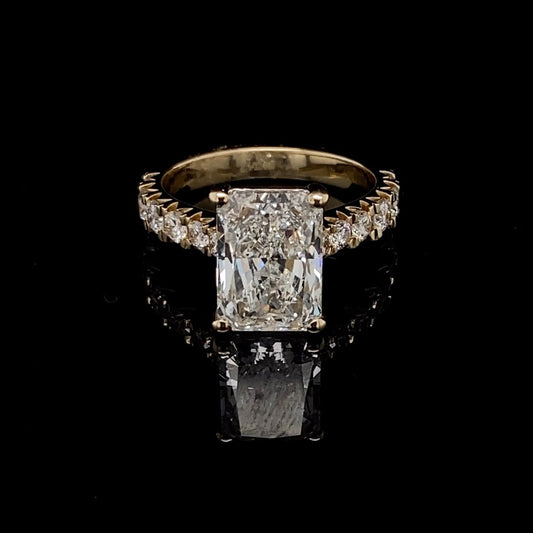 Anillo de compromiso con piedra de diamante de talla esmeralda en oro amarillo de 14 quilates