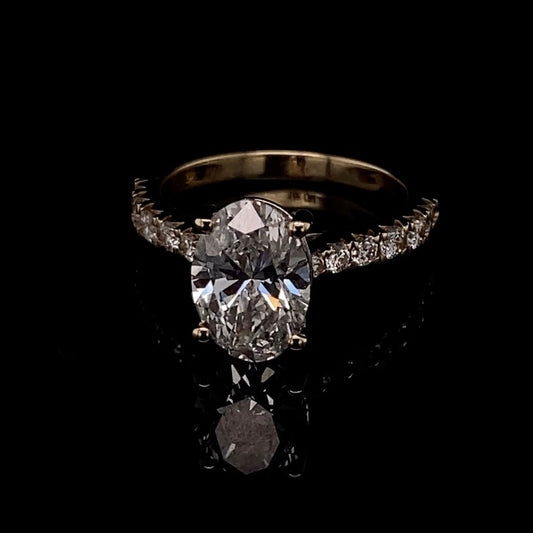 Anillo de compromiso con piedra de diamante de talla esmeralda en oro amarillo de 14 quilates