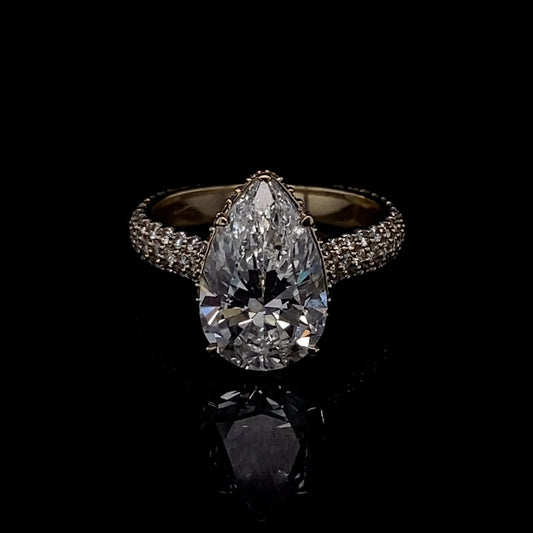 Anillo de compromiso con piedra de diamante de talla esmeralda en oro amarillo de 14 quilates