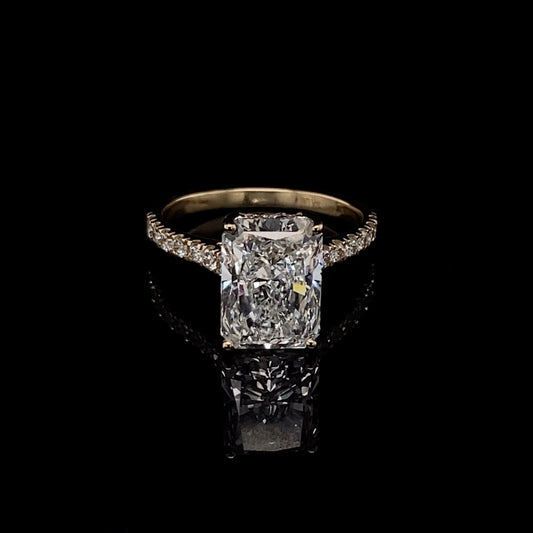 Anillo de compromiso con piedra de diamante de talla esmeralda en oro amarillo de 14 quilates