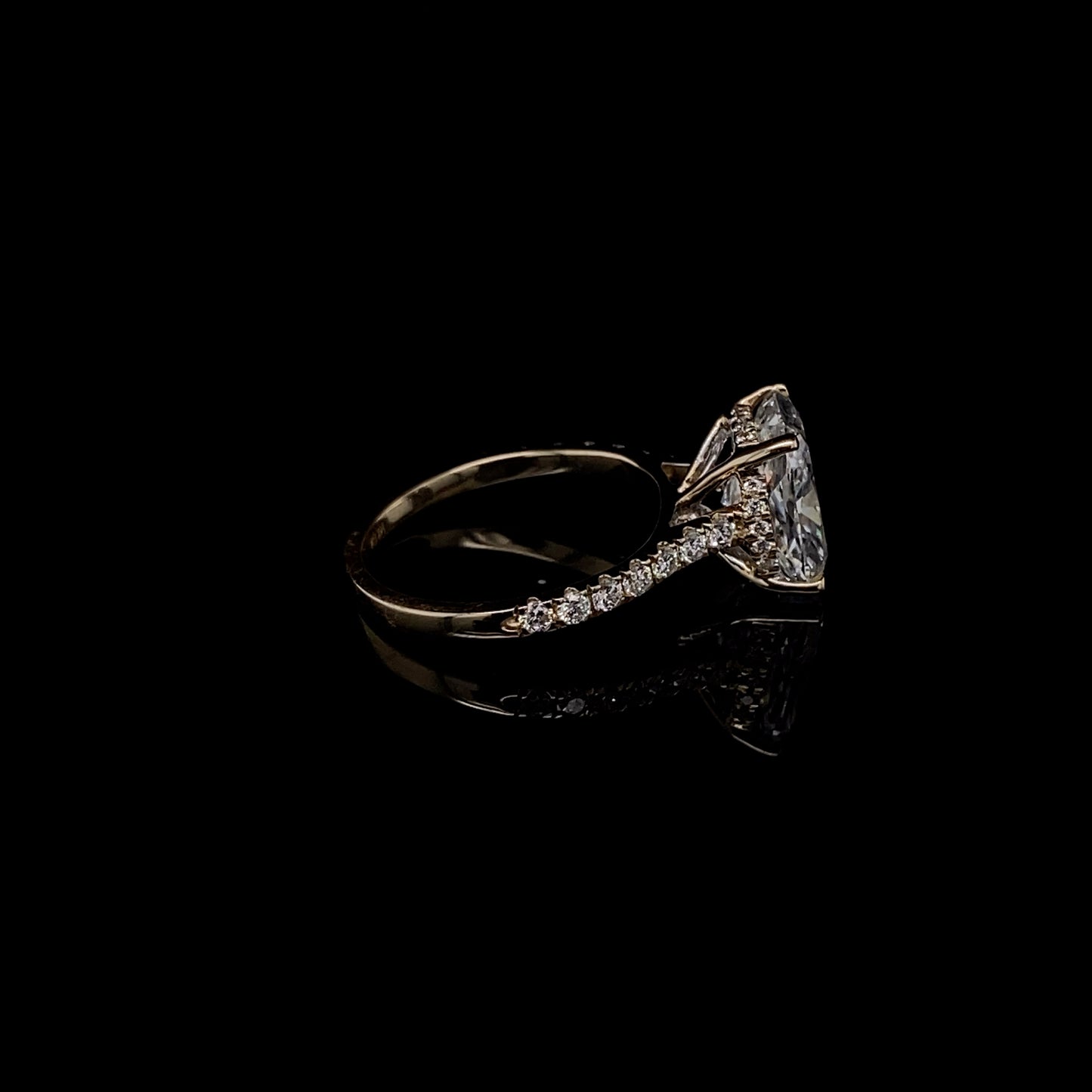 Anillo de compromiso con piedra de diamante de talla esmeralda en oro amarillo de 14 quilates