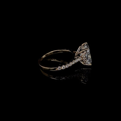 Anillo de compromiso con piedra de diamante de talla esmeralda en oro amarillo de 14 quilates