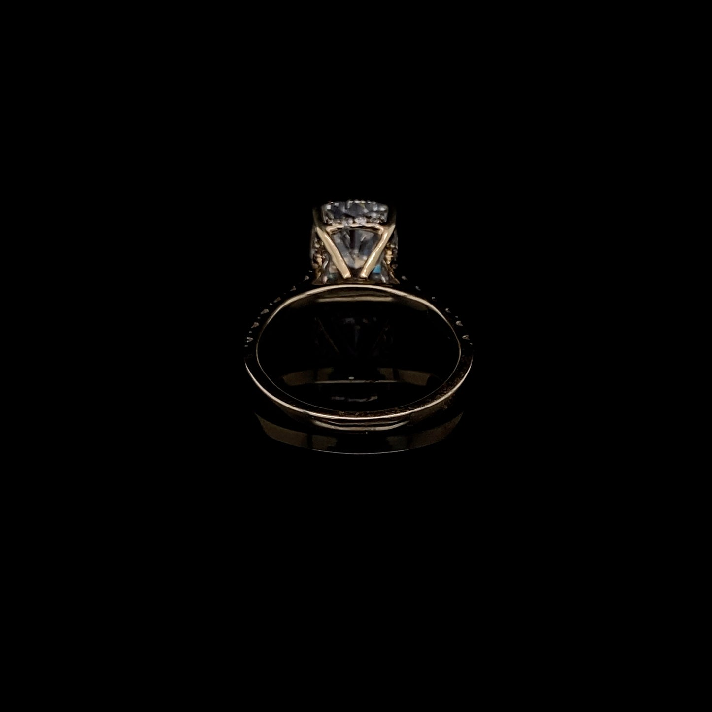 Anillo de compromiso con piedra de diamante de talla esmeralda en oro amarillo de 14 quilates