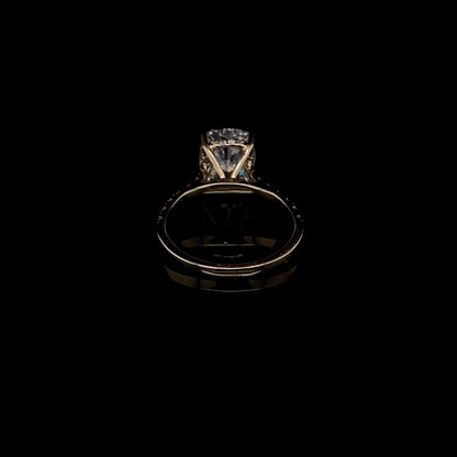 Anillo de compromiso con piedra de diamante de talla esmeralda en oro amarillo de 14 quilates