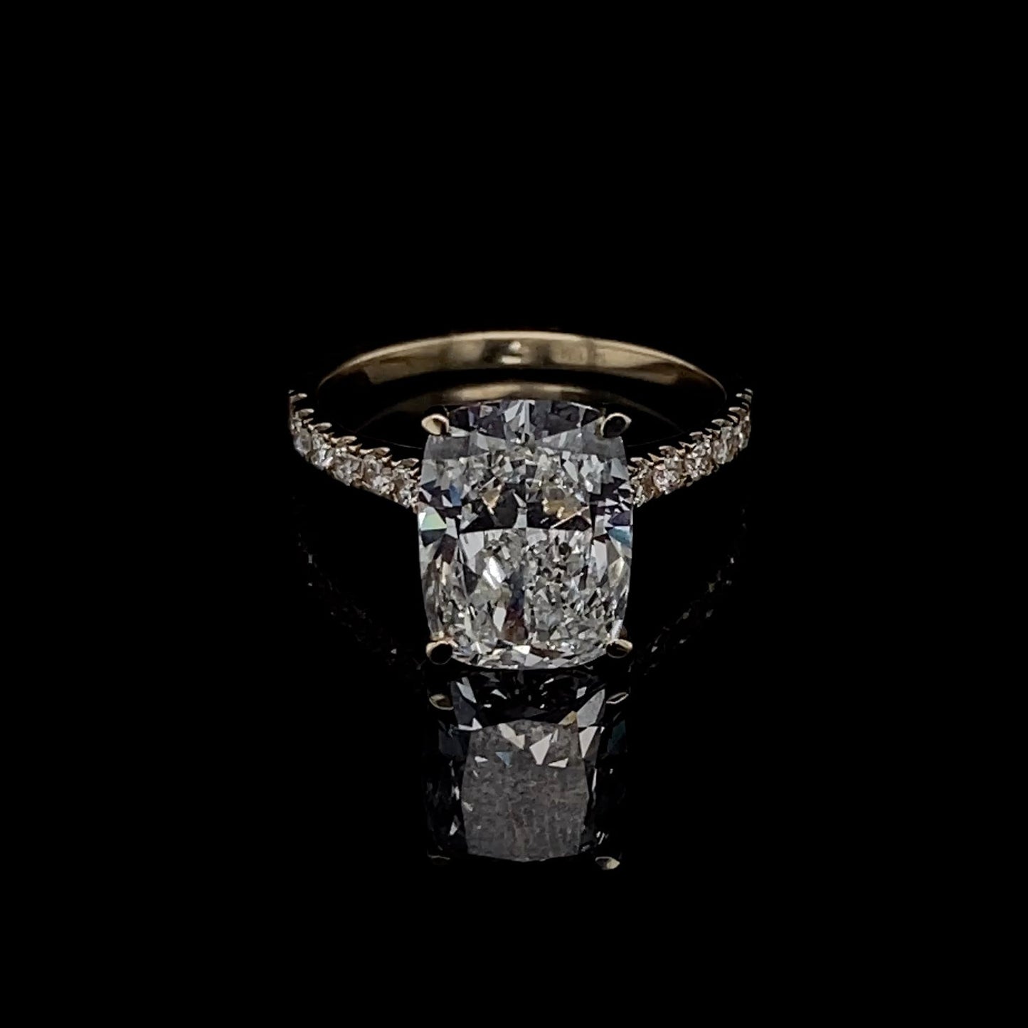 Anillo de compromiso con piedra de diamante de talla esmeralda en oro amarillo de 14 quilates