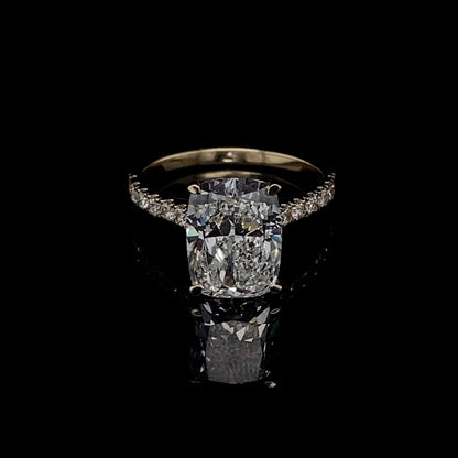 Anillo de compromiso con piedra de diamante de talla esmeralda en oro amarillo de 14 quilates