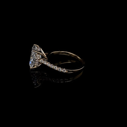 Anillo de compromiso con piedra de diamante de talla esmeralda en oro amarillo de 14 quilates