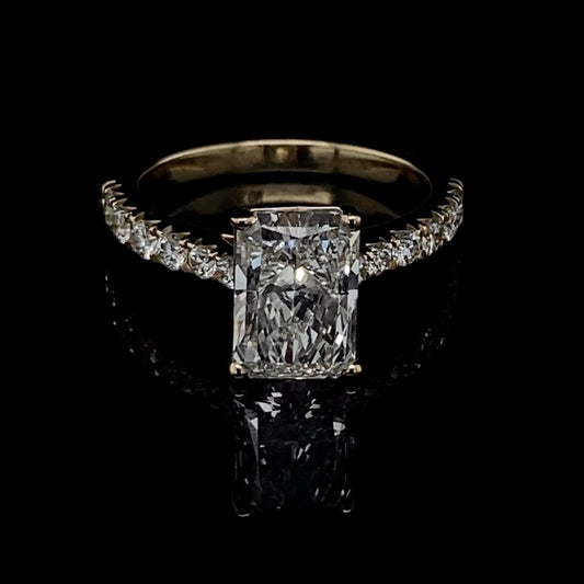 Anillo de compromiso con piedra de diamante de talla esmeralda en oro amarillo de 14 quilates