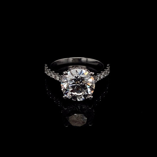 Anillo de compromiso con piedra de diamante de talla esmeralda en oro amarillo de 14 quilates