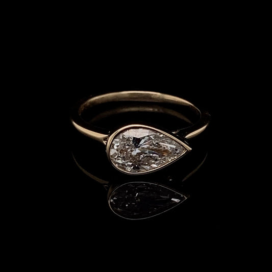 Anillo de compromiso con piedra de diamante de talla esmeralda en oro amarillo de 14 quilates