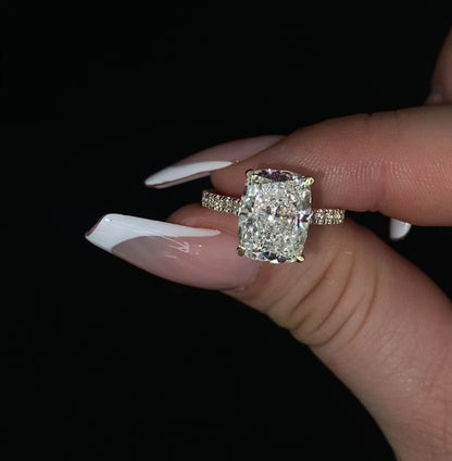 Anillo de compromiso con piedra de diamante de talla esmeralda en oro amarillo de 14 quilates