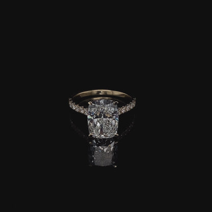 Anillo de compromiso con piedra de diamante de talla esmeralda en oro amarillo de 14 quilates