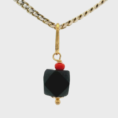 Charm de azabache en oro amarillo de 14 quilates con cuentas rojas