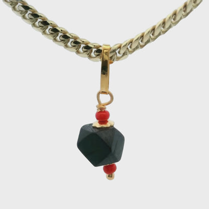 Breloque en or jaune 14 carats avec perles rouges et azabache
