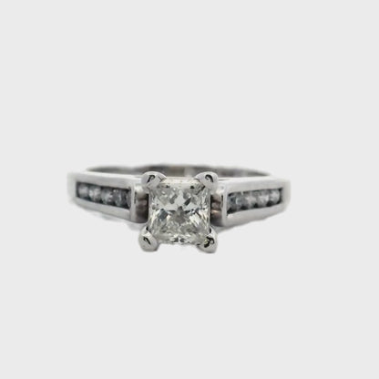 Bague de fiançailles en or blanc 14 carats avec diamant taille princesse