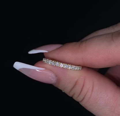 Anillo de compromiso con piedra de diamante de talla esmeralda en oro amarillo de 14 quilates